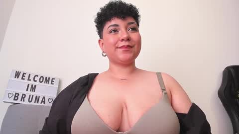 Snapshot of curly_cam_queen chatting on 02-06-25, 07:18 Bruna  online show from 02-06-25, 07:18