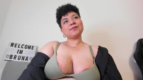 Snapshot of curly_cam_queen chatting on 02-07-25, 03:45 Bruna  online show from 02-07-25, 03:45