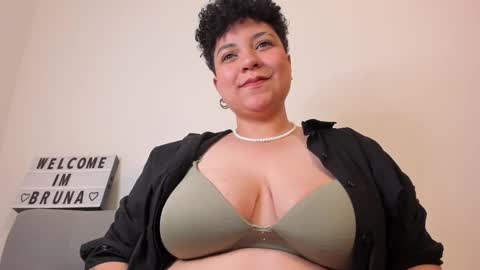 Snapshot of curly_cam_queen chatting on 02-08-25, 05:08 Bruna  online show from 02-08-25, 05:08