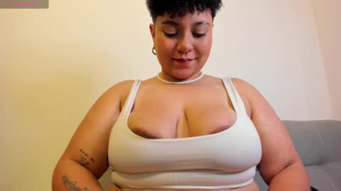 Snapshot of curly_cam_queen chatting on 03-02-25, 03:02 Bruna  online show from 03-02-25, 03:02