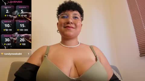 Snapshot of curly_cam_queen chatting on 03-03-25, 09:05 Bruna  online show from 03-03-25, 09:05