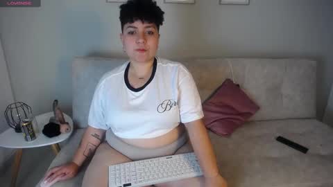 Snapshot of curly_cam_queen chatting on 09-27-25, 02:27 Bruna  online show from 09-27-25, 02:27