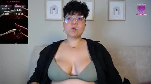 Snapshot of curly_cam_queen chatting on 10-01-25, 03:34 Bruna  online show from 10-01-25, 03:34