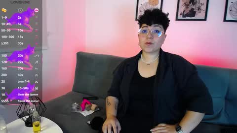 Snapshot of curly_cam_queen chatting on 10-12-25, 11:48 Bruna  online show from 10-12-25, 11:48