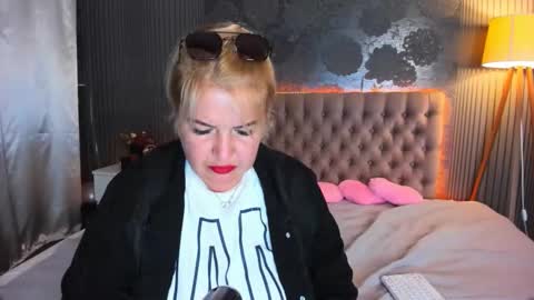 Snapshot of curlydreams chatting on 09-13-25, 05:57 CurlyDreams online show from 09-13-25, 05:57