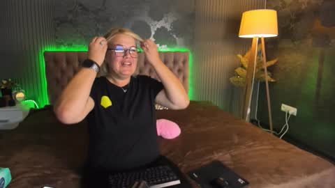 Snapshot of curlydreams chatting on 09-18-25, 12:07 CurlyDreams online show from 09-18-25, 12:07