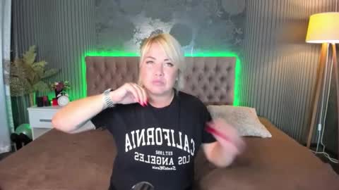 Snapshot of curlydreams chatting on 09-24-25, 11:57 CurlyDreams online show from 09-24-25, 11:57