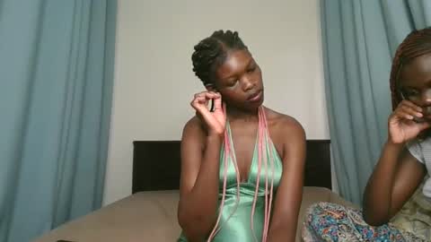 Snapshot of cute_angel11 chatting on 11-18-25, 01:04 angel online show from 11-18-25, 01:04