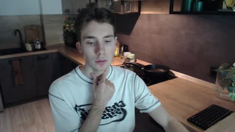 Snapshot of cute_brian chatting on 12-06-24, 09:10 Im Brian online show from 12-06-24, 09:10