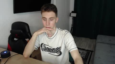 Snapshot of cute_brian chatting on 02-18-25, 06:15 Im Brian online show from 02-18-25, 06:15