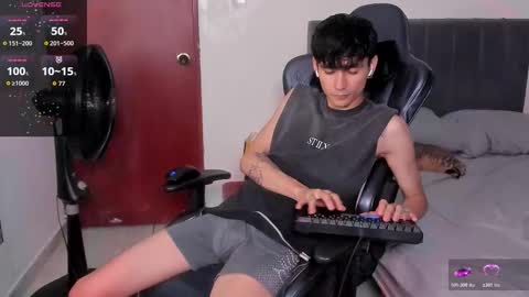 Snapshot of cute_diego_ chatting on 12-17-25, 12:05 Diego online show from 12-17-25, 12:05