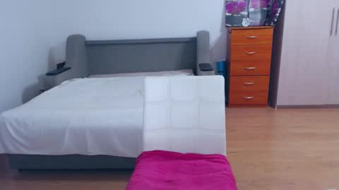 Snapshot of cute_jes chatting on 01-06-25, 04:44 cute_jes online show from 01-06-25, 04:44