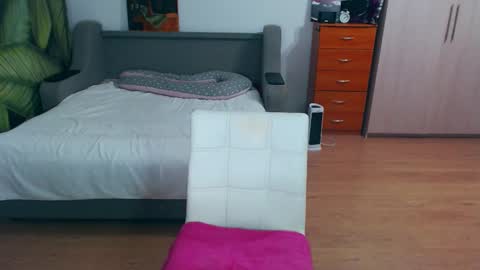 Snapshot of cute_jes chatting on 10-27-25, 06:45 cute_jes online show from 10-27-25, 06:45