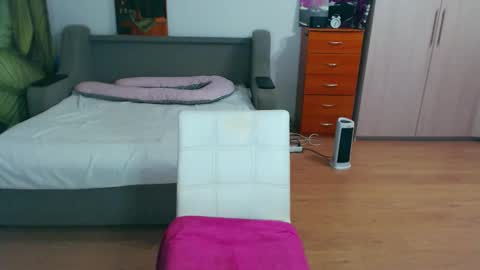 Snapshot of cute_jes chatting on 10-30-25, 07:25 cute_jes online show from 10-30-25, 07:25