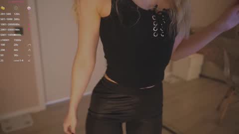 Snapshot of cute_pie_an chatting on 03-10-25, 08:01 AN online show from 03-10-25, 08:01