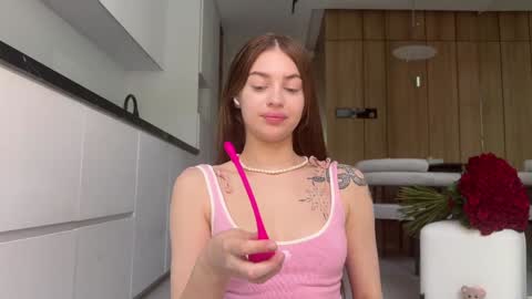 Snapshot of cuteelsa_ chatting on 02-06-25, 05:57 Elsa online show from 02-06-25, 05:57