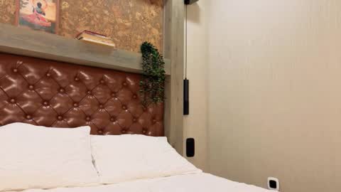 Kim online show from 11-24-25, 01:33