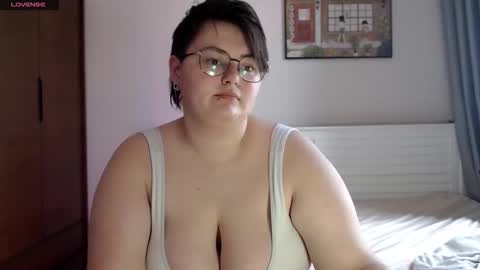 Snapshot of cutie_florence chatting on 09-27-25, 07:24 Sophie Lilith online show from 09-27-25, 07:24