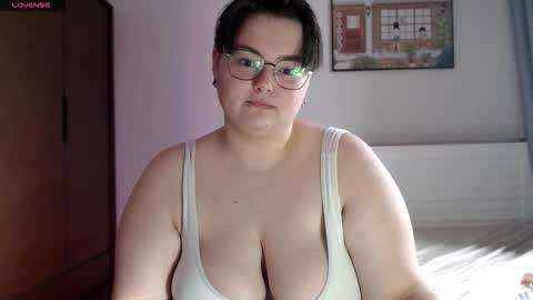Snapshot of cutie_florence chatting on 09-28-25, 08:09 Sophie Lilith online show from 09-28-25, 08:09