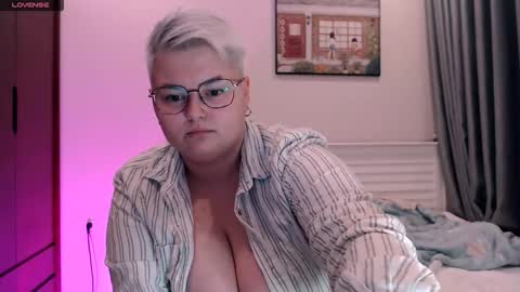 Snapshot of cutie_florence chatting on 10-21-25, 03:57 Sophie Lilith online show from 10-21-25, 03:57