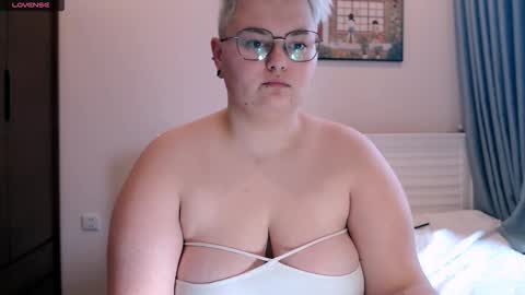 Snapshot of cutie_florence chatting on 10-24-25, 09:06 Sophie Lilith online show from 10-24-25, 09:06