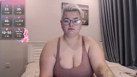 Snapshot of cutie_florence chatting on 10-28-25, 11:03 Sophie Lilith online show from 10-28-25, 11:03