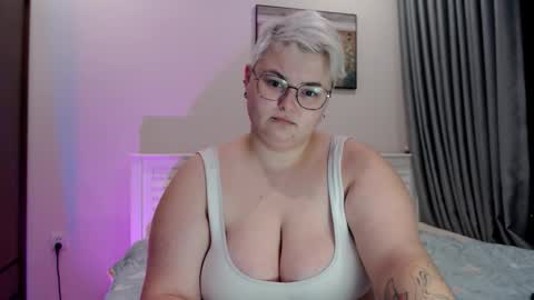 Snapshot of cutie_florence chatting on 10-31-25, 11:44 Sophie Lilith online show from 10-31-25, 11:44