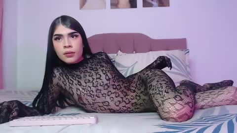 Snapshot of cuttebabe_ chatting on 10-10-25, 09:03 Sophia online show from 10-10-25, 09:03