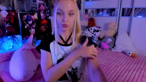 Snapshot of cuttie_ponyy chatting on 10-22-25, 08:30 Nora online show from 10-22-25, 08:30