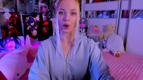 Snapshot of cuttie_ponyy chatting on 06-10-26, 08:19 Nora online show from 06-10-26, 08:19