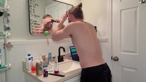 Snapshot of daddydaydrinkz chatting on 12-31-24, 04:57 DaddydayDrinkz online show from 12-31-24, 04:57