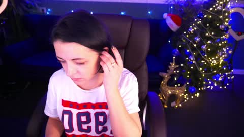 Snapshot of dafni_mon chatting on 12-31-24, 11:20 Dafni Mon online show from 12-31-24, 11:20