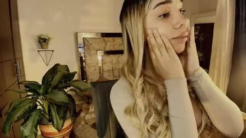 dahnia_cruz online show from 04-15-26, 12:01