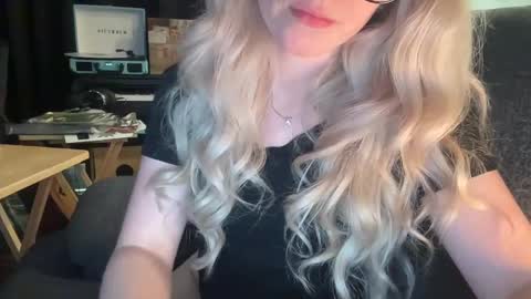 Snapshot of daisy_divine_69 chatting on 09-29-25, 02:00 DaisyDivine online show from 09-29-25, 02:00