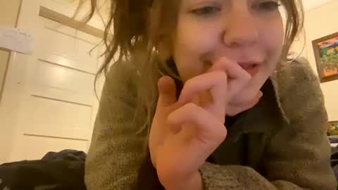 Snapshot of daisybaby699 chatting on 02-17-25, 08:41 DaisyB3 online show from 02-17-25, 08:41