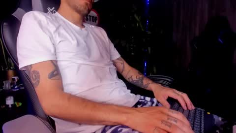 Snapshot of damiancox chatting on 03-08-25, 01:39 Daamiancox online show from 03-08-25, 01:39