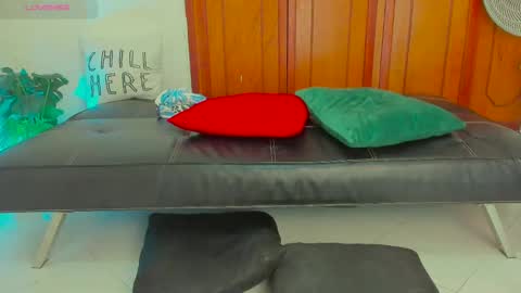 Kary-- independent model Schedule 0530am-1000am colombian time online show from 12-18-24, 08:14