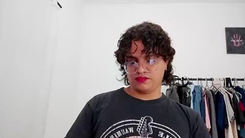 Snapshot of dan_blous chatting on 03-04-26, 01:33 Diane Blosson online show from 03-04-26, 01:33