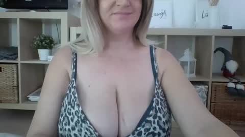 Snapshot of danahotmilf chatting on 02-26-25, 12:03 DanaHotMILF online show from 02-26-25, 12:03