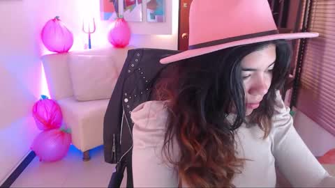 Snapshot of dangel_noir6 chatting on 10-21-25, 11:44 Veronica online show from 10-21-25, 11:44