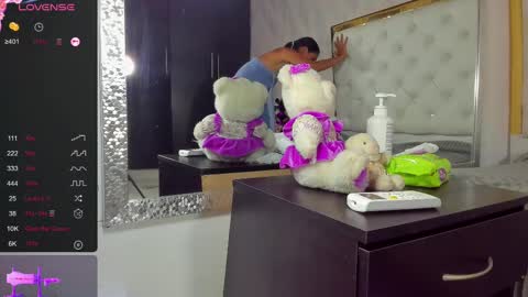 Snapshot of dani_ary chatting on 02-14-25, 09:43 DANI online show from 02-14-25, 09:43