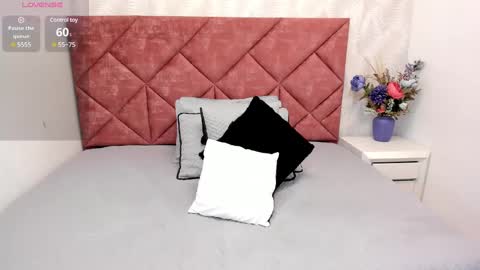 Snapshot of dania_moore_ chatting on 01-08-25, 01:31 JANE online show from 01-08-25, 01:31