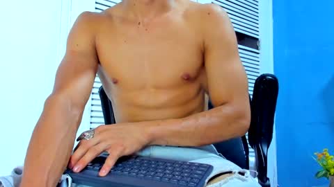 Snapshot of danii_scot chatting on 12-19-24, 10:13 Dani online show from 12-19-24, 10:13