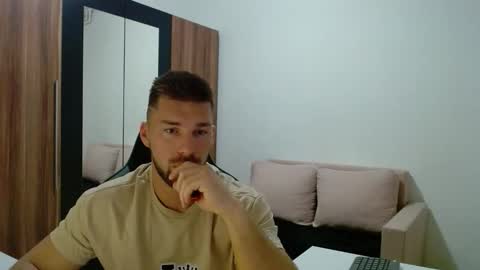 darius_94 online show from 11-11-25, 04:34