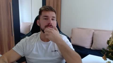 darius_94 online show from 11-30-25, 07:56