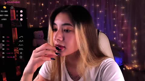 Snapshot of darlabelle chatting on 12-15-24, 04:51 Belle online show from 12-15-24, 04:51