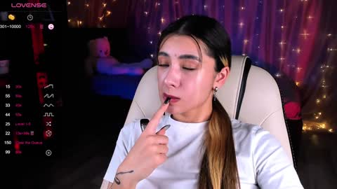 Snapshot of darlabelle chatting on 01-13-25, 07:32 Belle online show from 01-13-25, 07:32