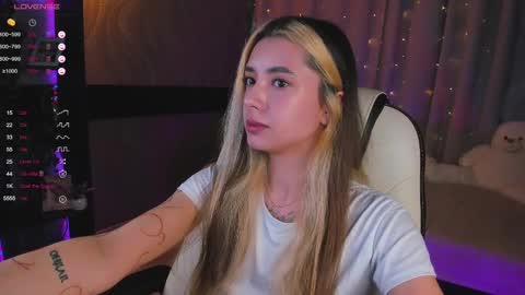Snapshot of darlabelle chatting on 03-08-25, 04:34 Belle online show from 03-08-25, 04:34