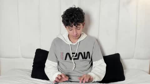 Snapshot of david_roy_ chatting on 02-18-26, 12:45 Roy online show from 02-18-26, 12:45