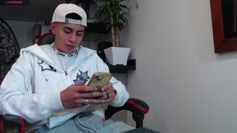 Snapshot of david_savage_ chatting on 10-20-25, 10:32 david online show from 10-20-25, 10:32